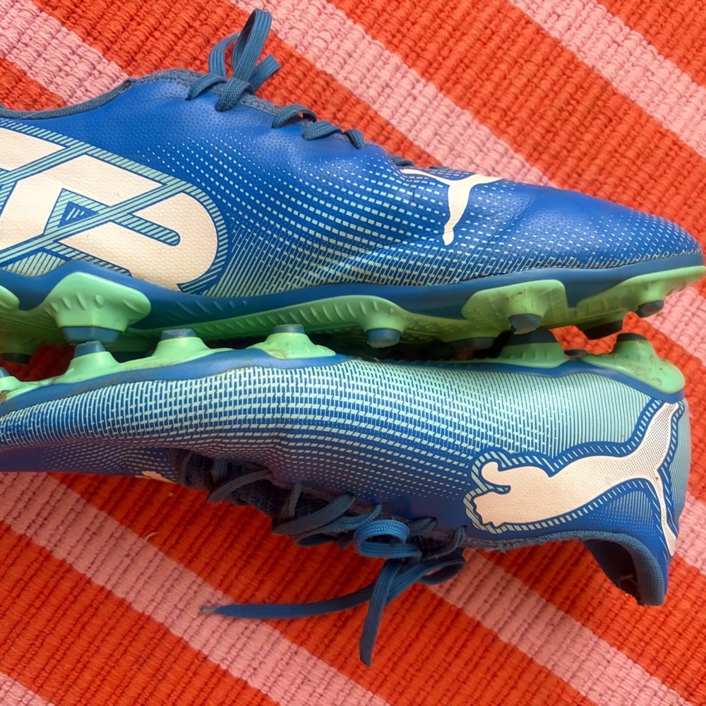 Men’s puma size 11 firm ground soccer cleats. Lots of wear left good condition.